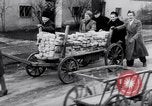 Image allemand les gens à travailler ensemble pour bâtir des défenses Berlin Allemagne, 1945, de la seconde 31 séquences d'archives historiques vidéo 65675027908
