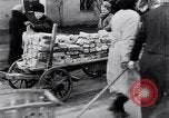 Image allemand les gens à travailler ensemble pour bâtir des défenses Berlin Allemagne, 1945, de la seconde 32 séquences d'archives historiques vidéo 65675027908