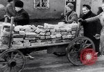 Image allemand les gens à travailler ensemble pour bâtir des défenses Berlin Allemagne, 1945, de la seconde 33 séquences d'archives historiques vidéo 65675027908