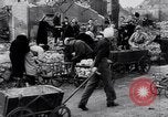 Image allemand les gens à travailler ensemble pour bâtir des défenses Berlin Allemagne, 1945, de la seconde 34 séquences d'archives historiques vidéo 65675027908