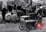 Image allemand les gens à travailler ensemble pour bâtir des défenses Berlin Allemagne, 1945, de la seconde 35 séquences d'archives historiques vidéo 65675027908