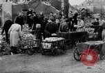 Image allemand les gens à travailler ensemble pour bâtir des défenses Berlin Allemagne, 1945, de la seconde 36 séquences d'archives historiques vidéo 65675027908