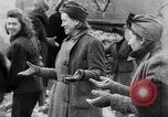 Image allemand les gens à travailler ensemble pour bâtir des défenses Berlin Allemagne, 1945, de la seconde 37 séquences d'archives historiques vidéo 65675027908