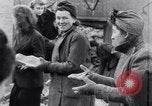 Image allemand les gens à travailler ensemble pour bâtir des défenses Berlin Allemagne, 1945, de la seconde 38 séquences d'archives historiques vidéo 65675027908