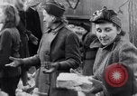 Image allemand les gens à travailler ensemble pour bâtir des défenses Berlin Allemagne, 1945, de la seconde 39 séquences d'archives historiques vidéo 65675027908