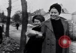 Image allemand les gens à travailler ensemble pour bâtir des défenses Berlin Allemagne, 1945, de la seconde 40 séquences d'archives historiques vidéo 65675027908