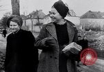 Image allemand les gens à travailler ensemble pour bâtir des défenses Berlin Allemagne, 1945, de la seconde 41 séquences d'archives historiques vidéo 65675027908