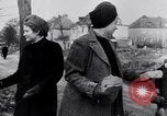 Image allemand les gens à travailler ensemble pour bâtir des défenses Berlin Allemagne, 1945, de la seconde 42 séquences d'archives historiques vidéo 65675027908