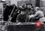 Image allemand les gens à travailler ensemble pour bâtir des défenses Berlin Allemagne, 1945, de la seconde 43 séquences d'archives historiques vidéo 65675027908