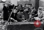 Image allemand les gens à travailler ensemble pour bâtir des défenses Berlin Allemagne, 1945, de la seconde 44 séquences d'archives historiques vidéo 65675027908