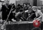 Image allemand les gens à travailler ensemble pour bâtir des défenses Berlin Allemagne, 1945, de la seconde 45 séquences d'archives historiques vidéo 65675027908