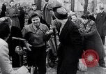 Image allemand les gens à travailler ensemble pour bâtir des défenses Berlin Allemagne, 1945, de la seconde 46 séquences d'archives historiques vidéo 65675027908