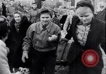 Image allemand les gens à travailler ensemble pour bâtir des défenses Berlin Allemagne, 1945, de la seconde 47 séquences d'archives historiques vidéo 65675027908