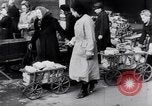 Image allemand les gens à travailler ensemble pour bâtir des défenses Berlin Allemagne, 1945, de la seconde 48 séquences d'archives historiques vidéo 65675027908