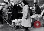 Image allemand les gens à travailler ensemble pour bâtir des défenses Berlin Allemagne, 1945, de la seconde 49 séquences d'archives historiques vidéo 65675027908