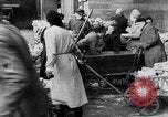 Image allemand les gens à travailler ensemble pour bâtir des défenses Berlin Allemagne, 1945, de la seconde 51 séquences d'archives historiques vidéo 65675027908