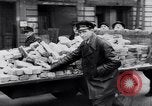 Image allemand les gens à travailler ensemble pour bâtir des défenses Berlin Allemagne, 1945, de la seconde 52 séquences d'archives historiques vidéo 65675027908