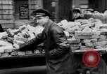 Image allemand les gens à travailler ensemble pour bâtir des défenses Berlin Allemagne, 1945, de la seconde 53 séquences d'archives historiques vidéo 65675027908