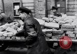 Image allemand les gens à travailler ensemble pour bâtir des défenses Berlin Allemagne, 1945, de la seconde 54 séquences d'archives historiques vidéo 65675027908