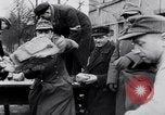 Image allemand les gens à travailler ensemble pour bâtir des défenses Berlin Allemagne, 1945, de la seconde 55 séquences d'archives historiques vidéo 65675027908