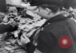 Image allemand les gens à travailler ensemble pour bâtir des défenses Berlin Allemagne, 1945, de la seconde 56 séquences d'archives historiques vidéo 65675027908