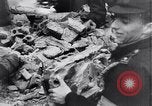Image allemand les gens à travailler ensemble pour bâtir des défenses Berlin Allemagne, 1945, de la seconde 57 séquences d'archives historiques vidéo 65675027908