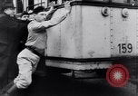 Image allemand les gens à travailler ensemble pour bâtir des défenses Berlin Allemagne, 1945, de la seconde 59 séquences d'archives historiques vidéo 65675027908