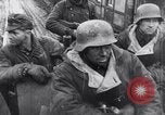 Immagine di Soldati tedeschi che combattono Alleati nei pressi di Aachen Germania, 1945, secondo 16 filmato di repertorio 65675027910