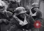 Immagine di Soldati tedeschi che combattono Alleati nei pressi di Aachen Germania, 1945, secondo 18 filmato di repertorio 65675027910