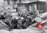 Immagine di Soldati tedeschi che combattono Alleati nei pressi di Aachen Germania, 1945, secondo 52 filmato di repertorio 65675027910