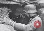 Immagine di Soldati tedeschi che combattono Alleati nei pressi di Aachen Germania, 1945, secondo 56 filmato di repertorio 65675027910