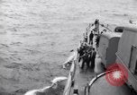 Image USS Nelson (DD-623) accompagnant le convoi de navires dans l'Atlantique 'Océan Atlantique, 1943, de la seconde 12 séquences d'archives historiques vidéo 65675027934