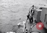 Image USS Nelson (DD-623) accompagnant le convoi de navires dans l'Atlantique 'Océan Atlantique, 1943, de la seconde 13 séquences d'archives historiques vidéo 65675027934