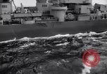 Image USS Nelson (DD-623) accompagnant le convoi de navires dans l'Atlantique 'Océan Atlantique, 1943, de la seconde 21 séquences d'archives historiques vidéo 65675027934