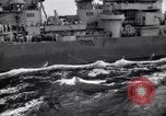 Image USS Nelson (DD-623) accompagnant le convoi de navires dans l'Atlantique 'Océan Atlantique, 1943, de la seconde 28 séquences d'archives historiques vidéo 65675027934