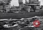 Image USS Nelson (DD-623) accompagnant le convoi de navires dans l'Atlantique 'Océan Atlantique, 1943, de la seconde 29 séquences d'archives historiques vidéo 65675027934