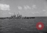 Image USS Nelson (DD-623) accompagnant le convoi de navires dans l'Atlantique 'Océan Atlantique, 1943, de la seconde 40 séquences d'archives historiques vidéo 65675027934