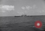 Image USS Nelson (DD-623) accompagnant le convoi de navires dans l'Atlantique 'Océan Atlantique, 1943, de la seconde 51 séquences d'archives historiques vidéo 65675027934