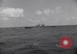 Image USS Nelson (DD-623) accompagnant le convoi de navires dans l'Atlantique 'Océan Atlantique, 1943, de la seconde 52 séquences d'archives historiques vidéo 65675027934