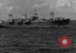 Image USS Nelson (DD-623) accompagnant le convoi de navires dans l'Atlantique 'Océan Atlantique, 1943, de la seconde 60 séquences d'archives historiques vidéo 65675027934