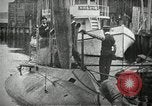 Immagine di Stantuffo sottomarino classe sparare un siluro New Suffolk New York USA, 1904, secondo 11 filmato di repertorio 65675027950
