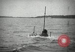 Image plongeur sous-marin de classe à l'essai à Electric Boat Company New Suffolk New York United States USA, 1904, de la seconde 26 séquences d'archives historiques vidéo 65675027951