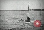 Image plongeur sous-marin de classe à l'essai à Electric Boat Company New Suffolk New York United States USA, 1904, de la seconde 27 séquences d'archives historiques vidéo 65675027951
