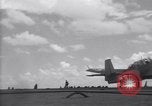 Standbild TBF Flugzeuge Nasen auf Deck der USS Bunker Hill Pacific Theater, 1944, aus Sekunde 4 historischem Filmmaterial Videoclip 65675027957