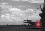 Standbild TBF Flugzeuge Nasen auf Deck der USS Bunker Hill Pacific Theater, 1944, aus Sekunde 21 historischem Filmmaterial Videoclip 65675027957