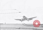 Image F4U avion a l'atterrissage mésaventure le USS Bunker Hill théâtre du Pacifique, 1944, de la seconde 1 séquences d'archives historiques vidéo 65675027960