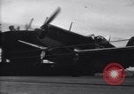 Image F4U avion a l'atterrissage mésaventure le USS Bunker Hill théâtre du Pacifique, 1944, de la seconde 7 séquences d'archives historiques vidéo 65675027960
