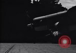 Image F4U avion a l'atterrissage mésaventure le USS Bunker Hill théâtre du Pacifique, 1944, de la seconde 12 séquences d'archives historiques vidéo 65675027960