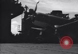 Image F4U avion a l'atterrissage mésaventure le USS Bunker Hill théâtre du Pacifique, 1944, de la seconde 22 séquences d'archives historiques vidéo 65675027960