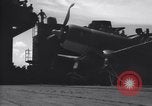 Image F4U avion a l'atterrissage mésaventure le USS Bunker Hill théâtre du Pacifique, 1944, de la seconde 23 séquences d'archives historiques vidéo 65675027960